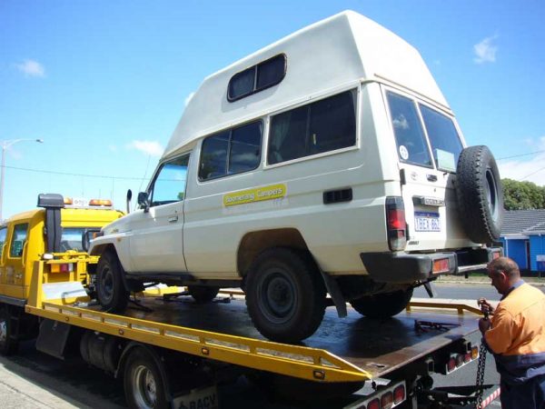 Ein 4WD wird in Australien abgeschleppt